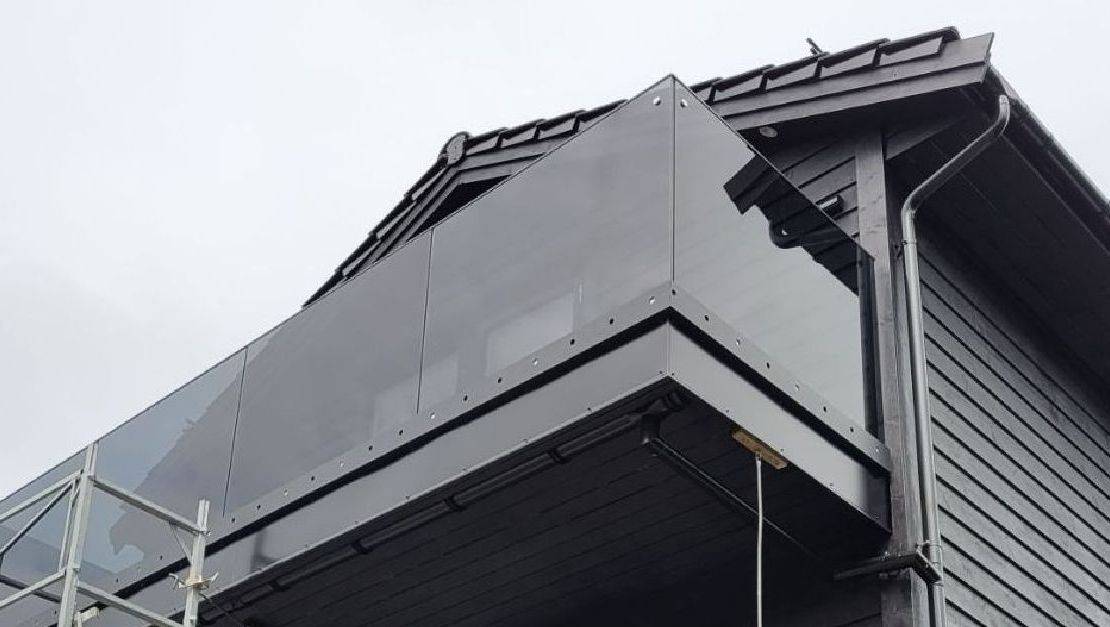 Beslag under glassbalkong